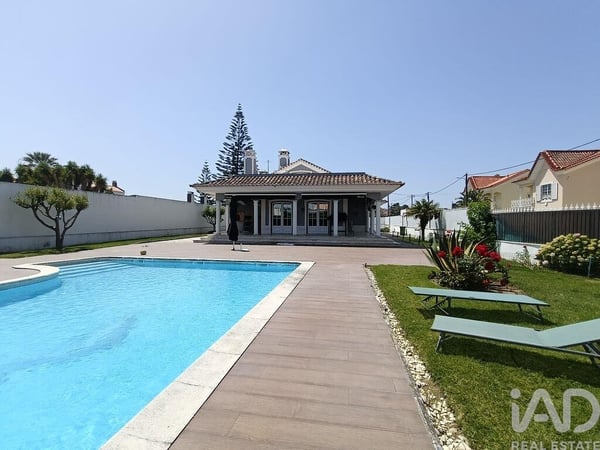 House in Charneca de Caparica - view 1