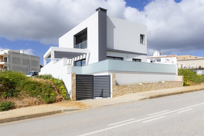 House in Mexilhoeira Grande - view 1