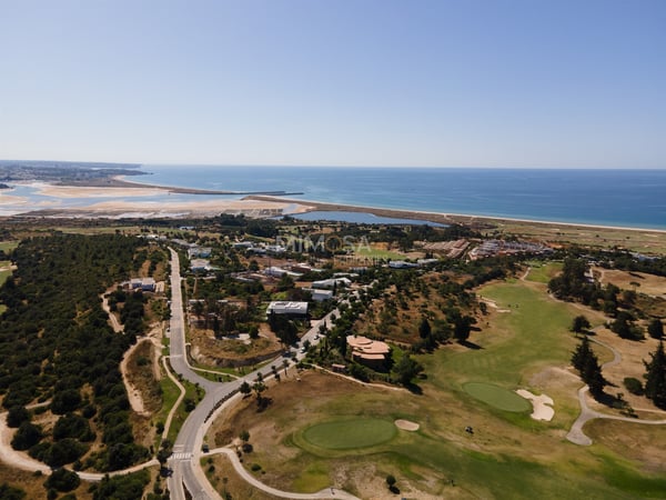 House in Meia Praia - view 1
