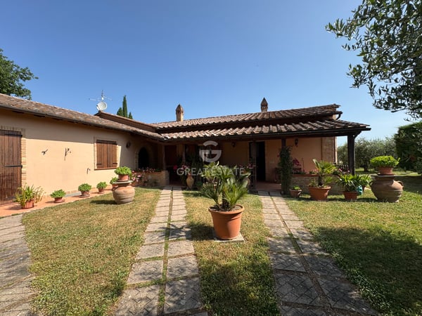 House in Le Case - view 1