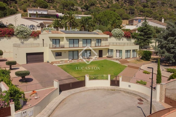 House in Santa Pau - view 1