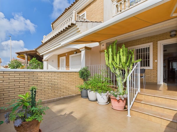 House in Los Alcazares - view 1