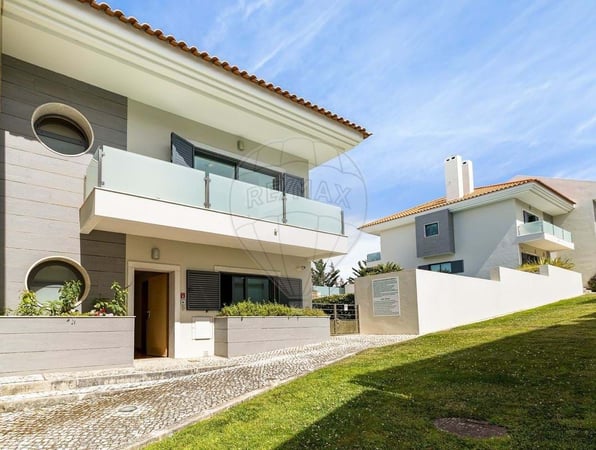 Villa in Costa do Estoril - view 1