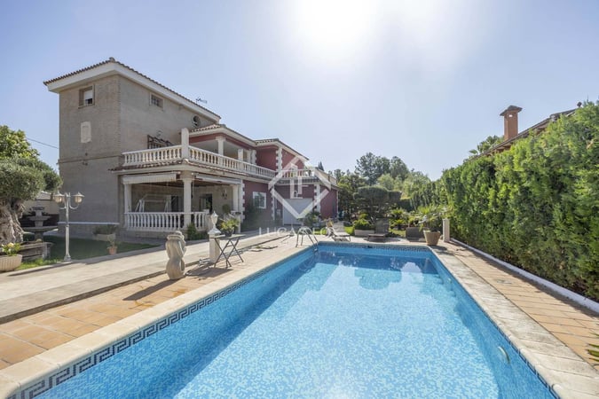 House in La Pobla de Vallbona - view 1