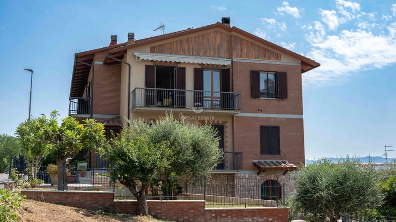 House in Chiusi Scalo - view 1