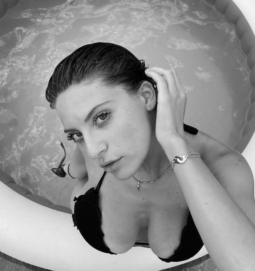 Zarla escort in Lyon