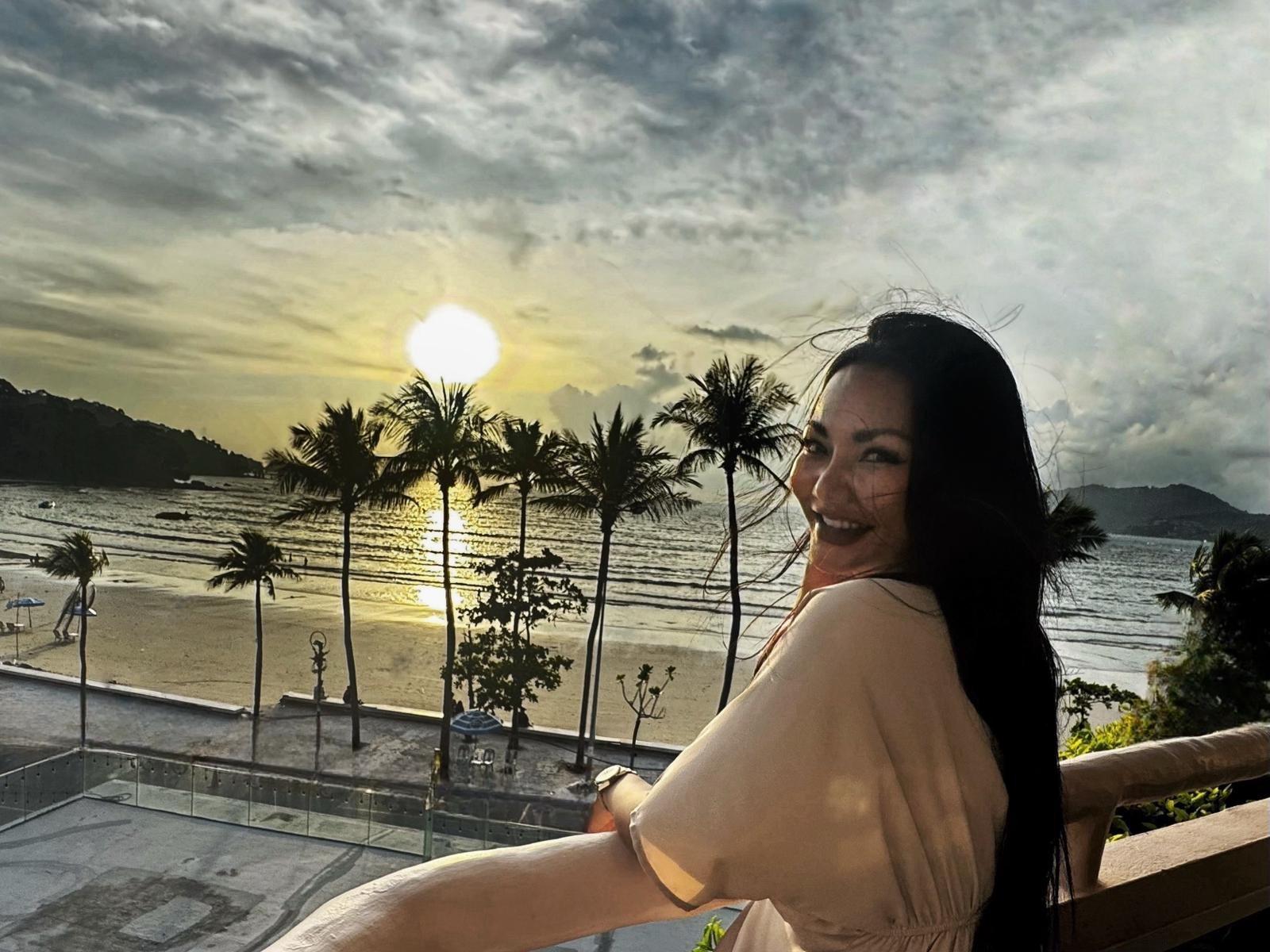 กางเกงยีนส์ escort in Phuket
