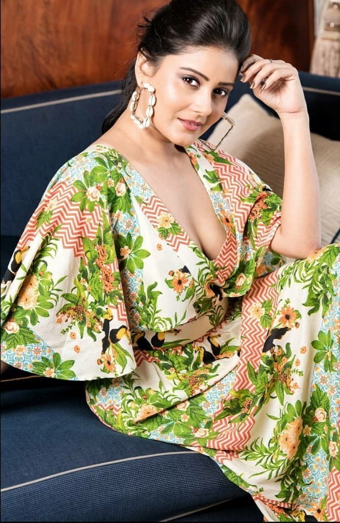 Radhika Independent Vip Model escort in Dubai