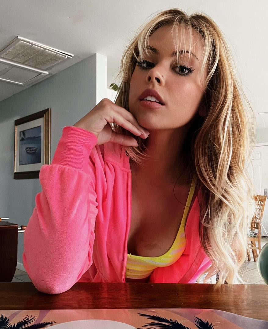 Luna escort in Athens
