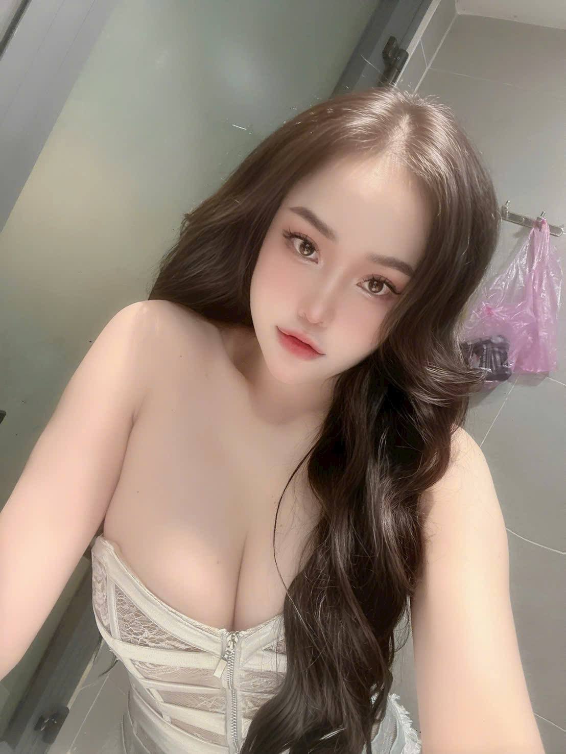Elly 🇵🇭 New Arrived escort in Singapore