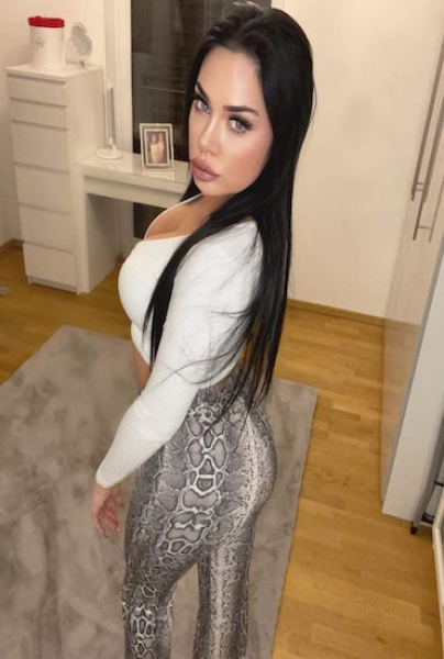 Lola escort in Paris