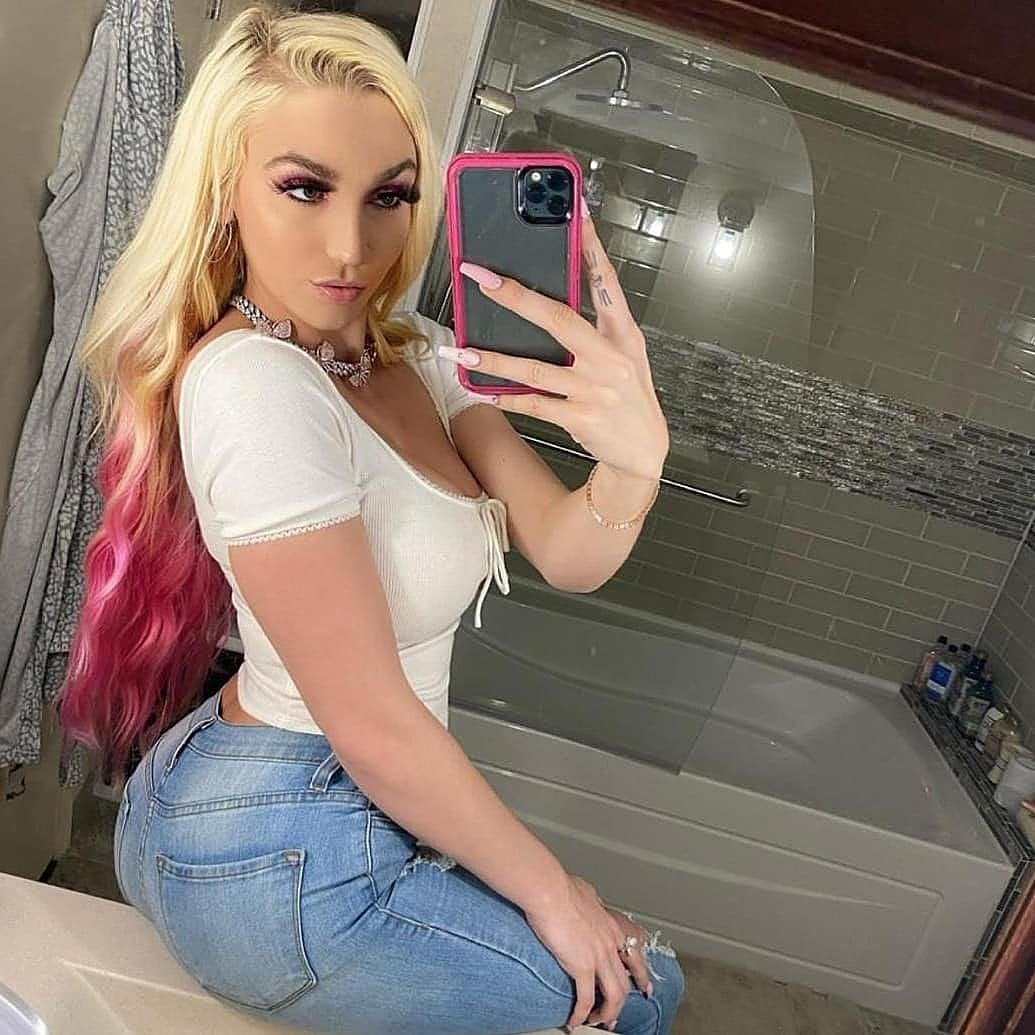 Carolinesex escort in Phuket