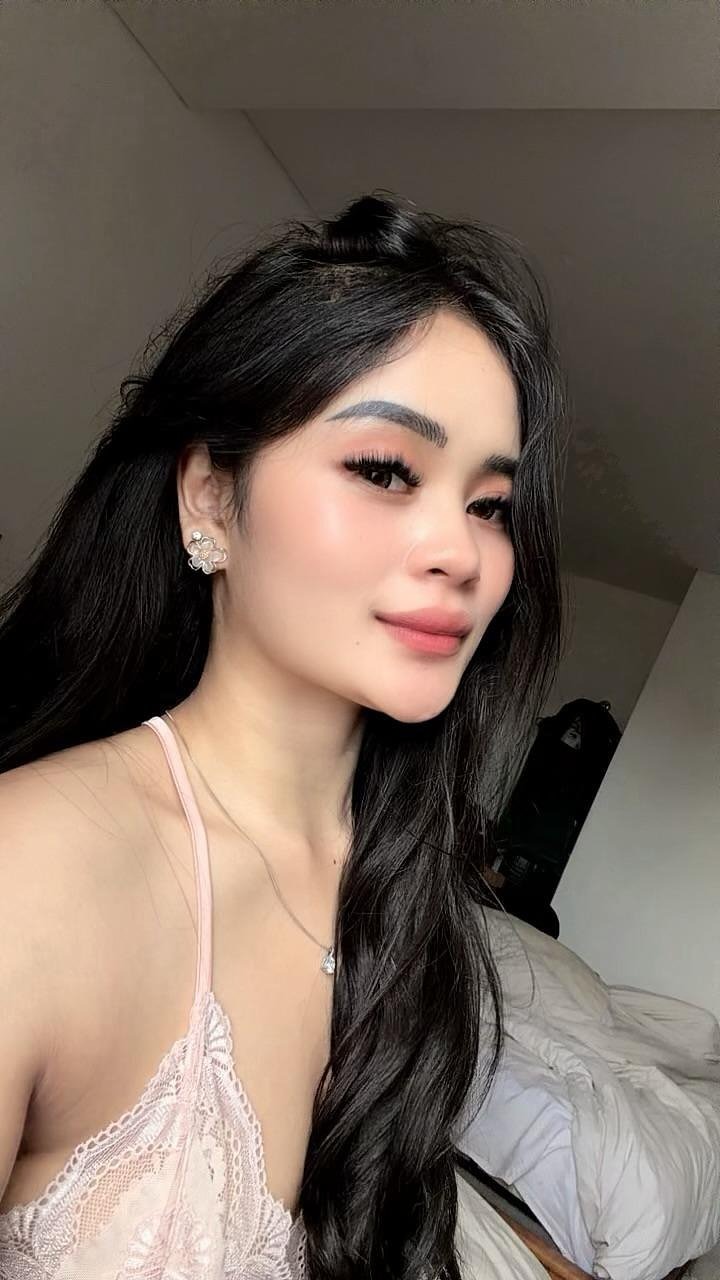 Luna Dania escort in Bali