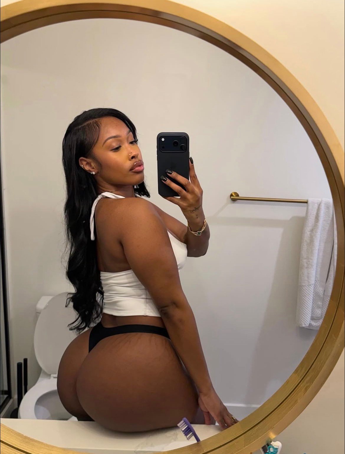Niro escort in Amsterdam