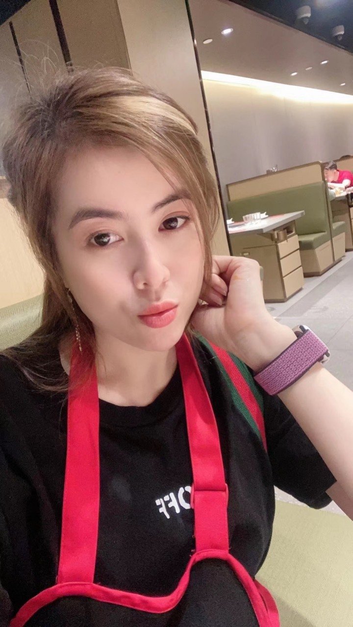 Min escort in Singapore