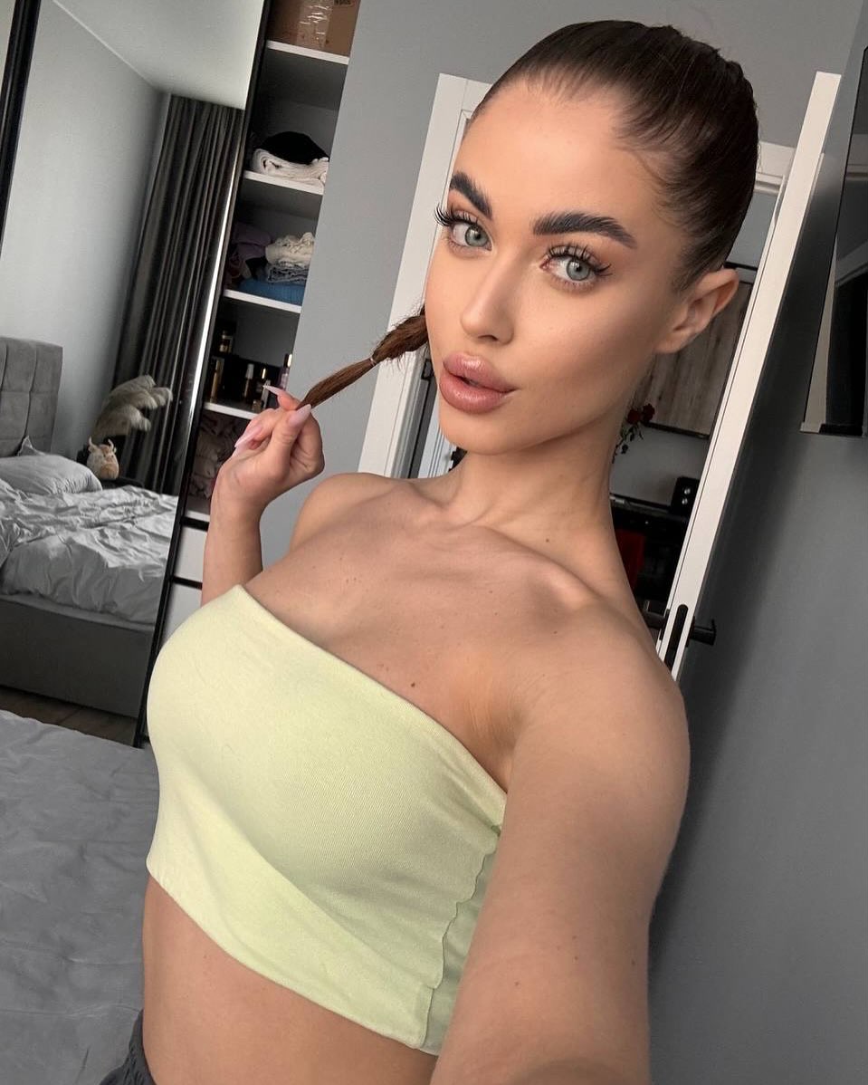 Ariana escort in Paris