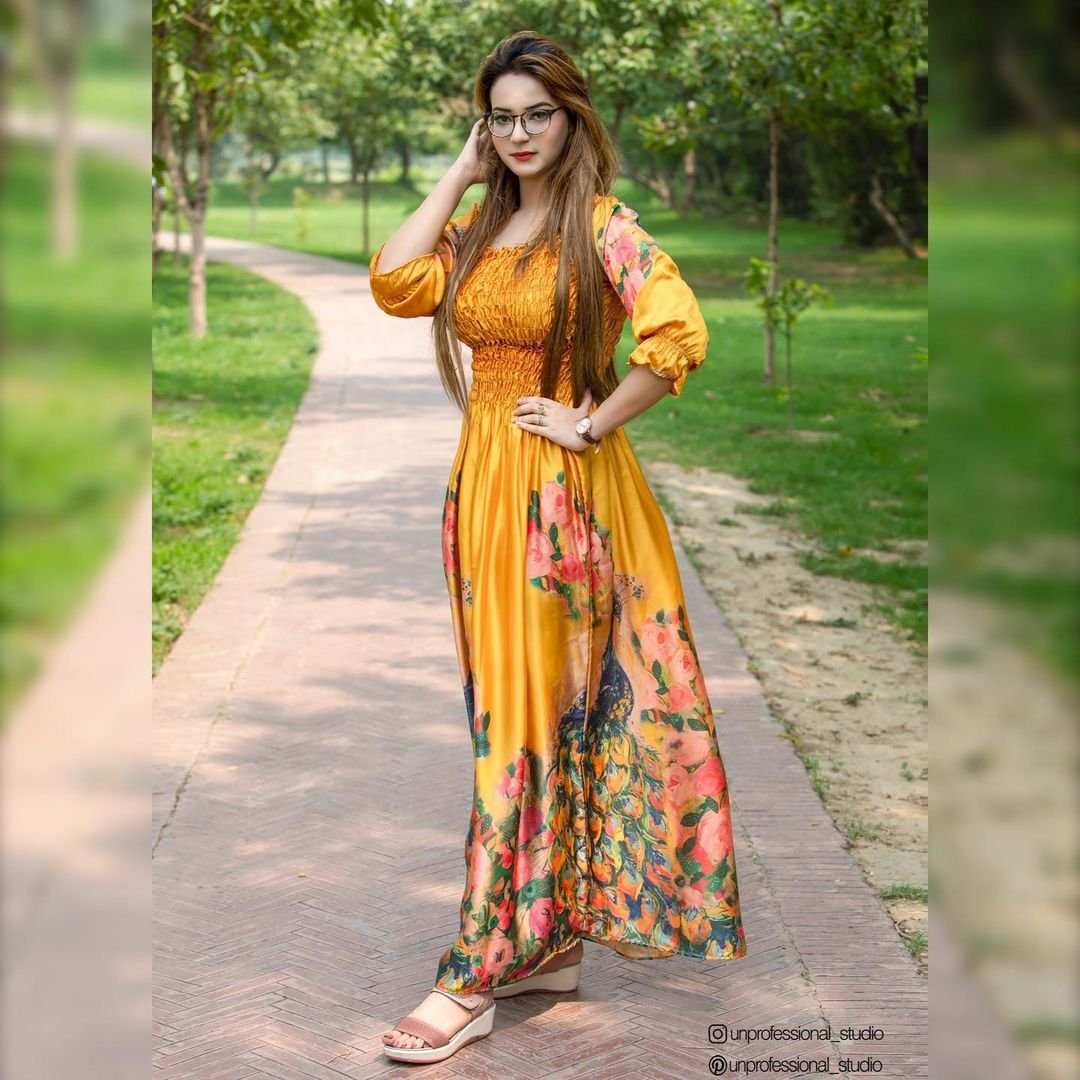 RIYA KHAN escort in Dubai