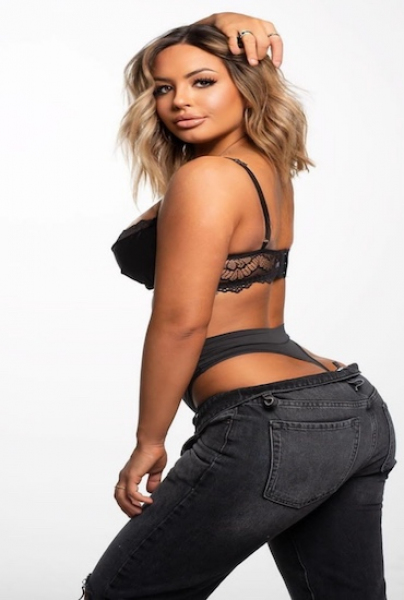 Alena escort in Paris