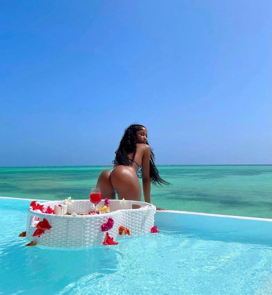 Moureen escort in Istanbul