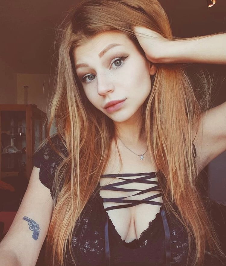 LEONA escort in Paris