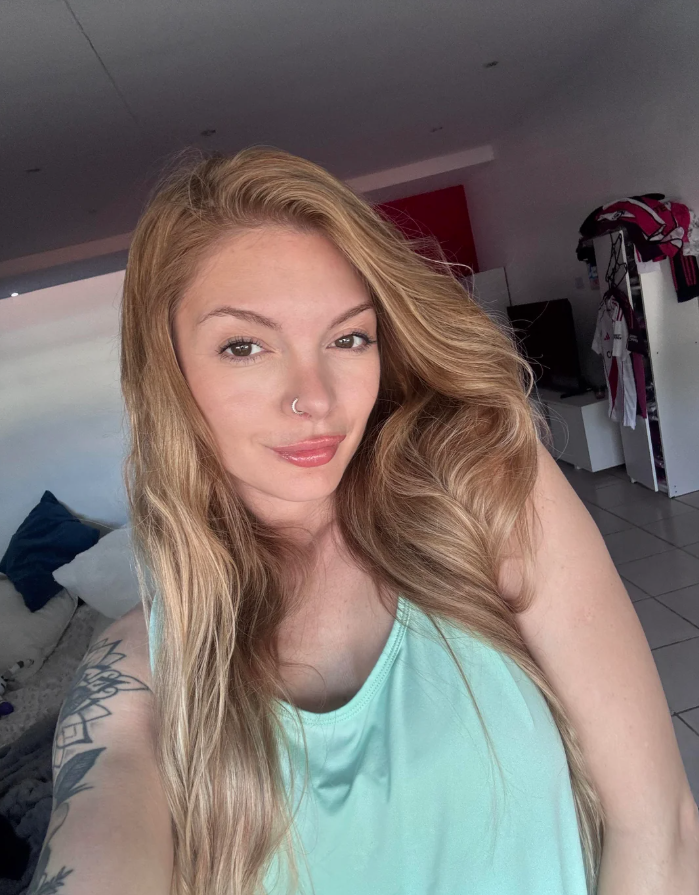 Anora escort in Pula