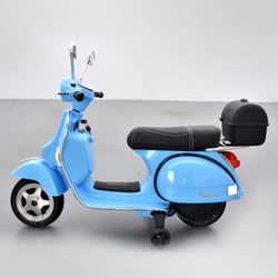 Scooter electrique vespa 18w pour enfant - bleu ciel - avec klaxon, système  audio et roulettes de soutien VESPA SCELECVESPA003