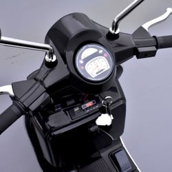 scooter-electrique-enfant-piaggio-vespa-px150-noir-36784-178448