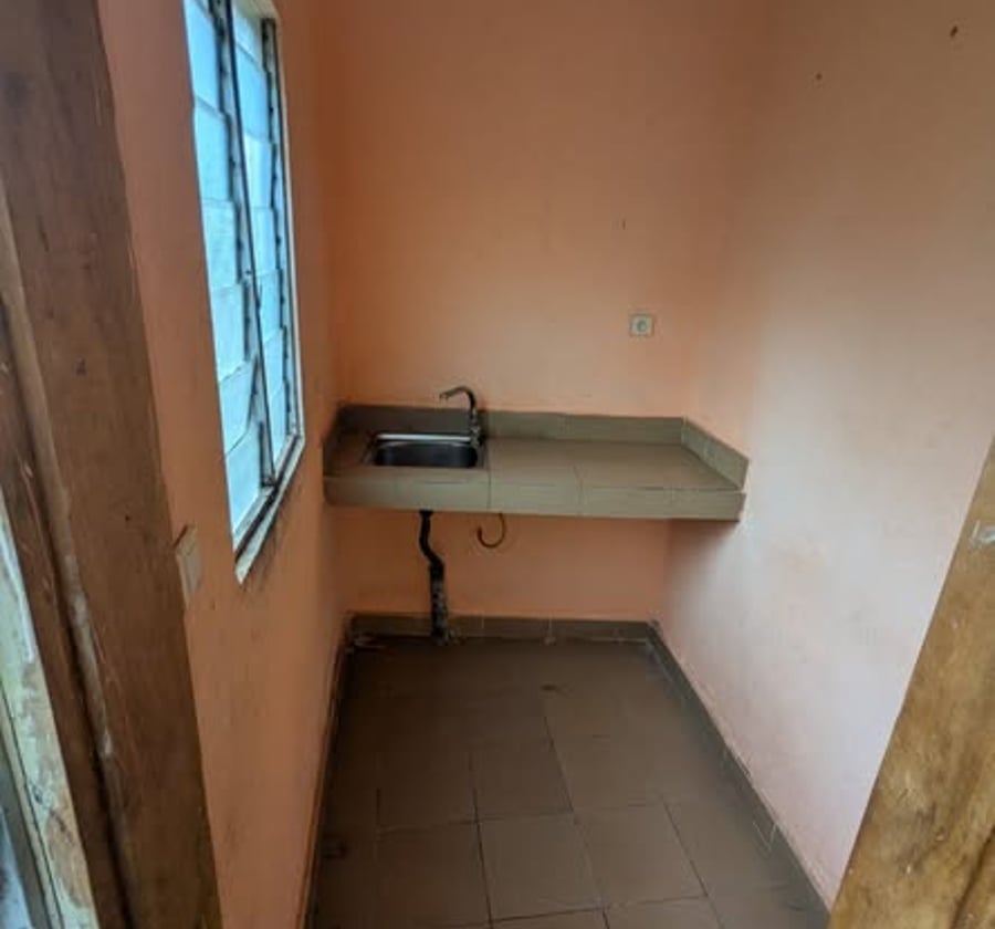 Grande chambre moderne avec cuisine à Japoma