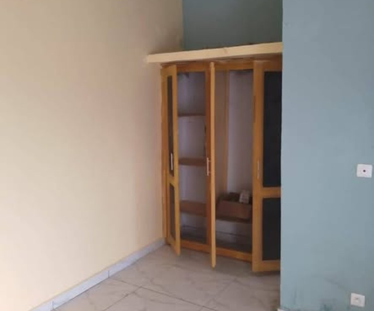 Grande chambre moderne avec cuisine américaine - Messamendongo