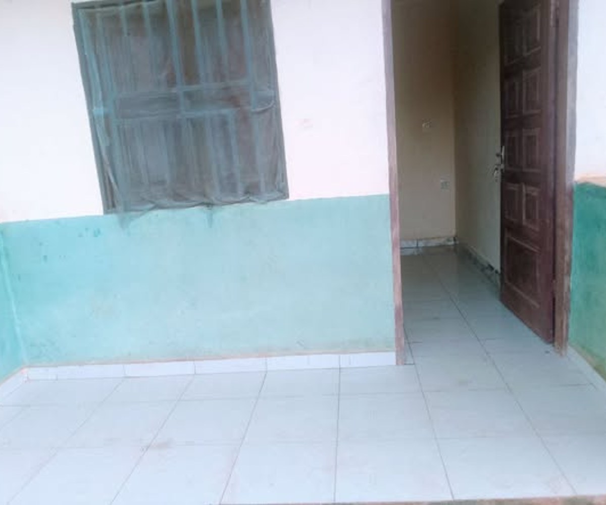 Chambre moderne à Nkoabang Tradex