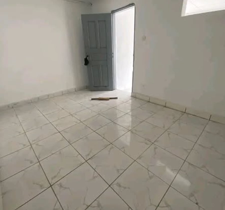 Studios modernes à Nyalla, entrée école
