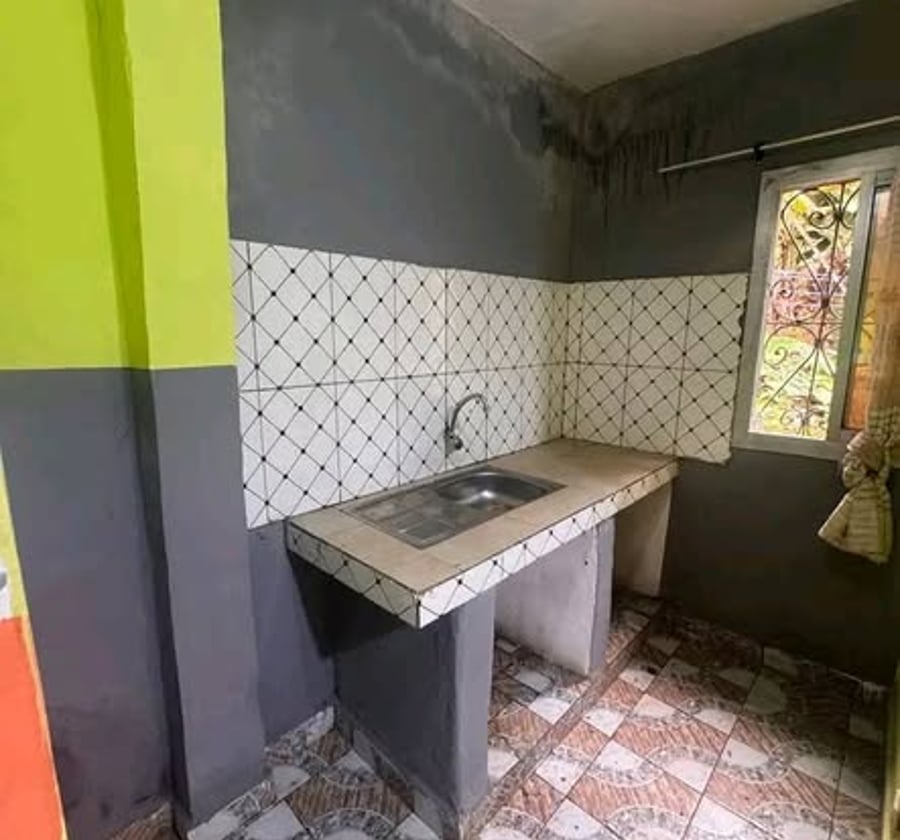 Vaste chambre moderne avec parking à Ngousso
