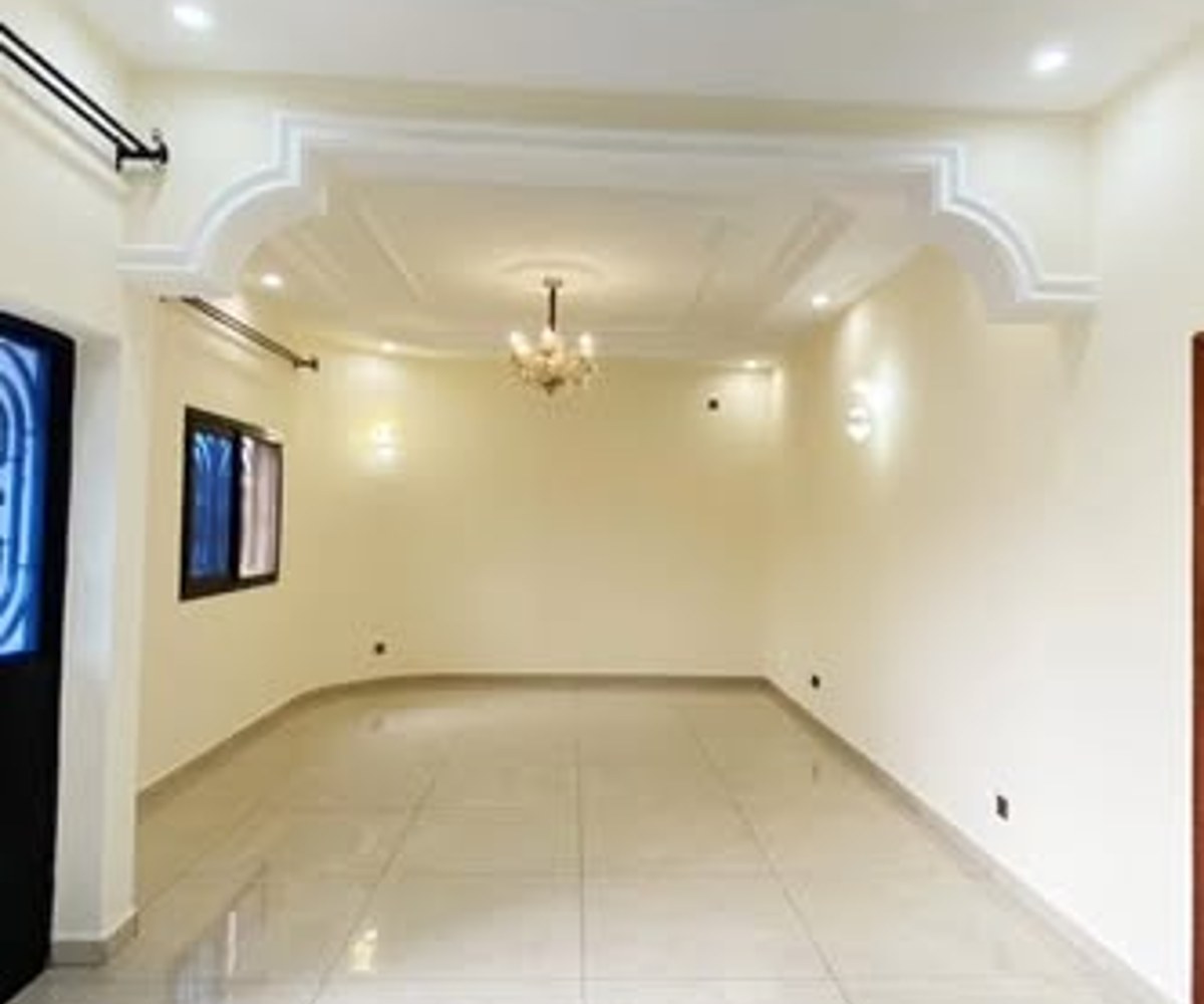 Appartement moderne staffé et lustré à Simbock