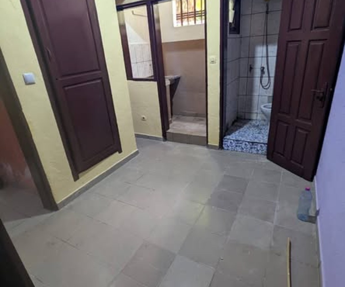 Chambres modernes 3 pièces à louer à Ndogbong