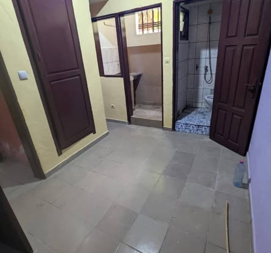 Chambres modernes 3 pièces à louer à Ndogbong