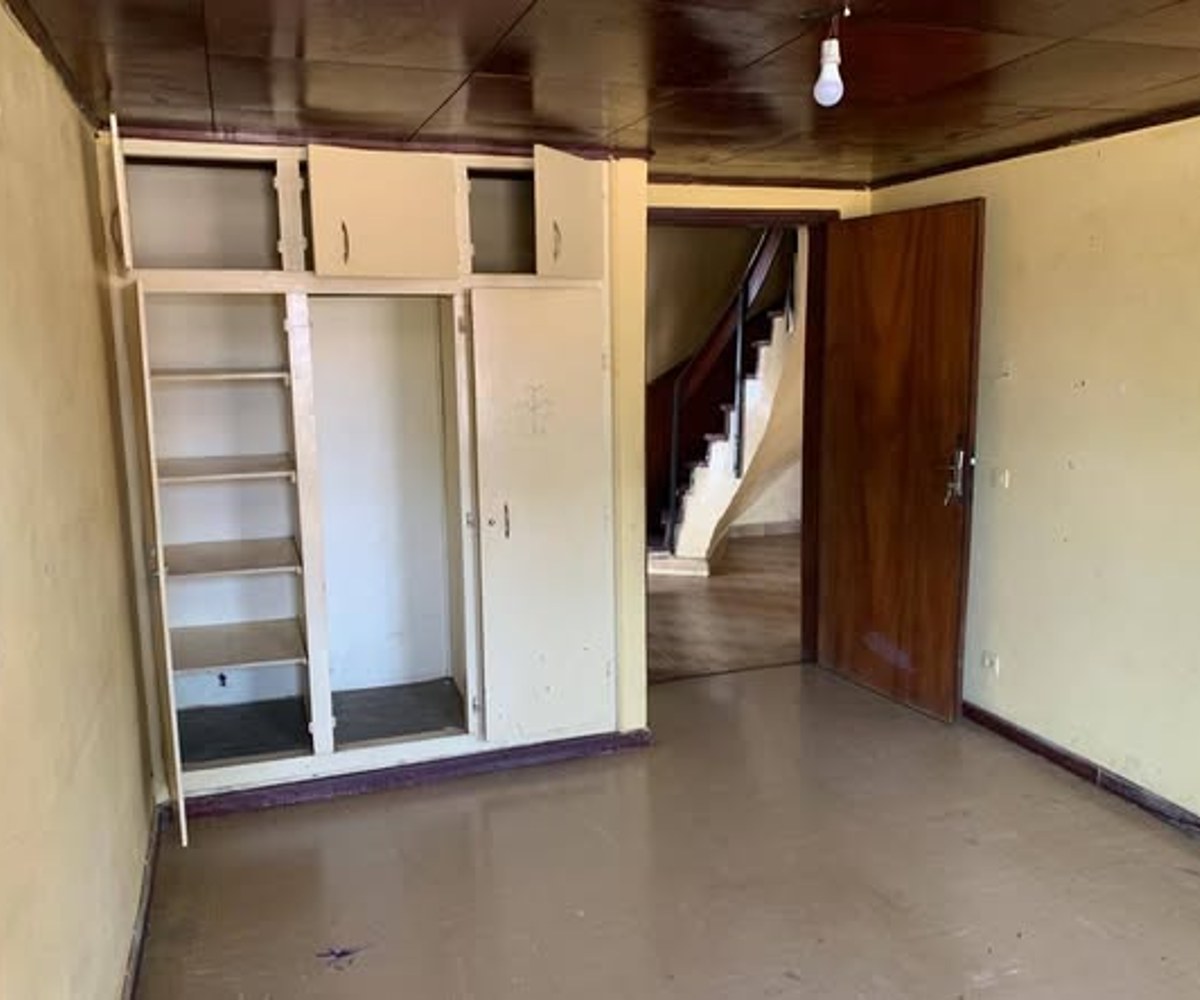 Duplex 5 chambres en bordure de route - Mvog-Ada Yaoundé