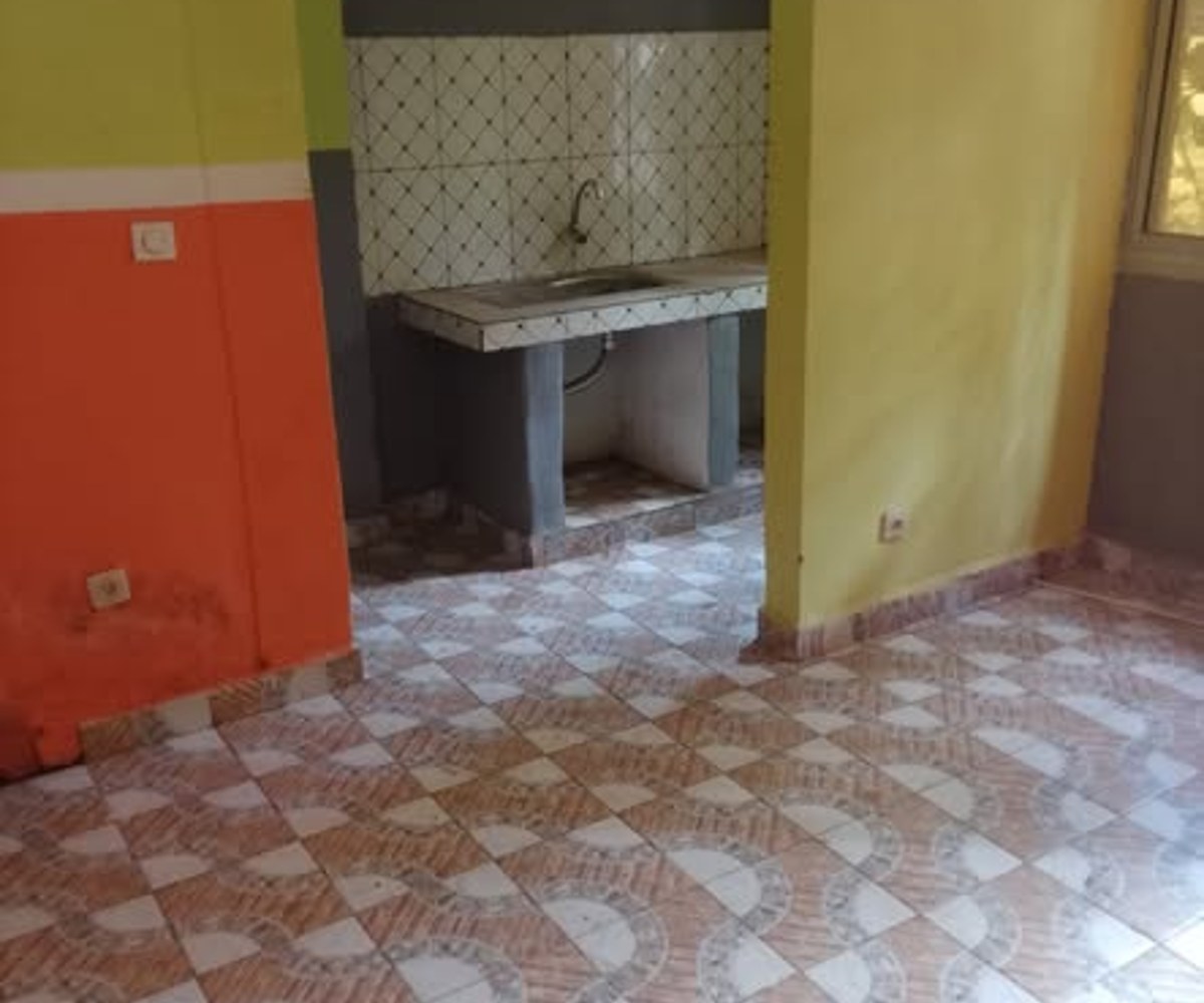 Grande chambre moderne à Ngousso