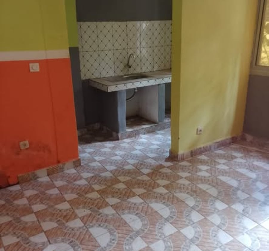 Grande chambre moderne à Ngousso