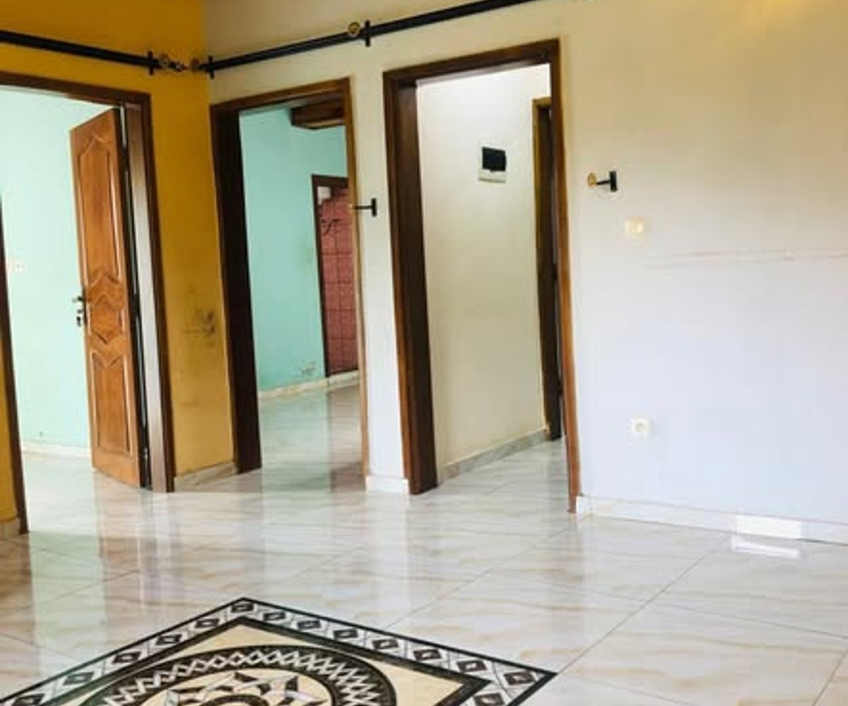 Appartement haut standing 3 chambres à louer Carrefour Efoulan, Yaoundé