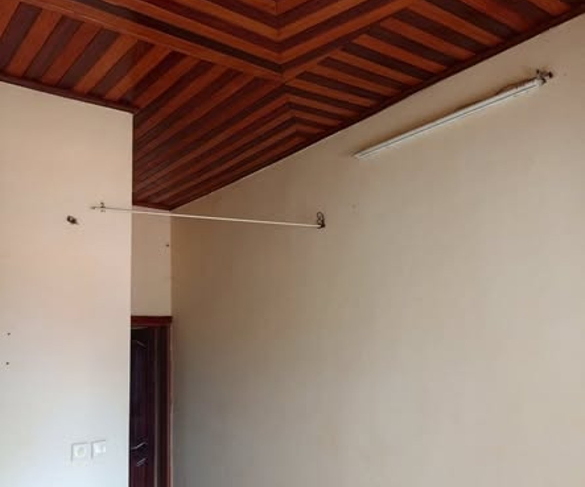 Studio moderne à louer à Awae Escalier