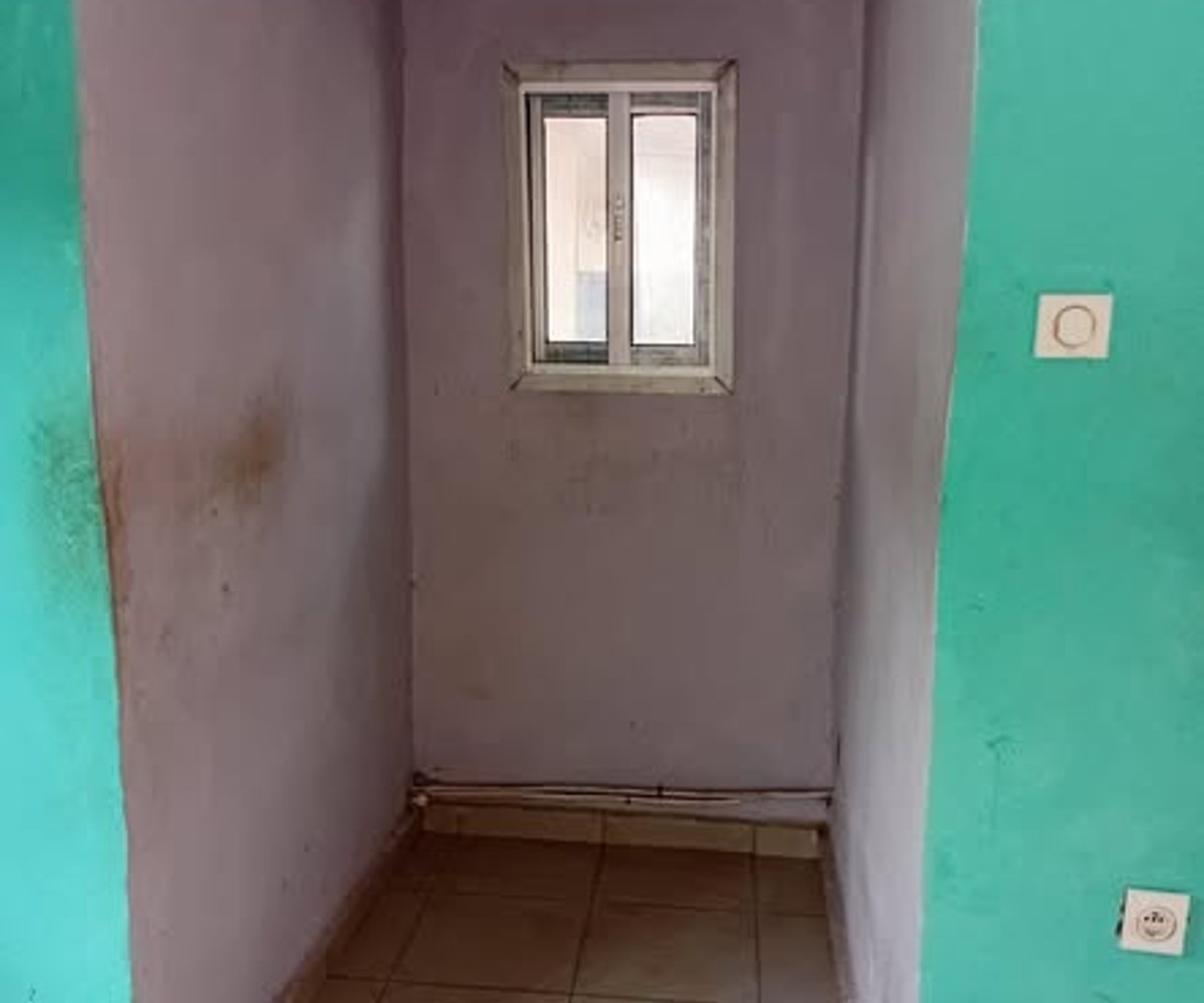 Vaste chambre moderne à Ahala Barrière