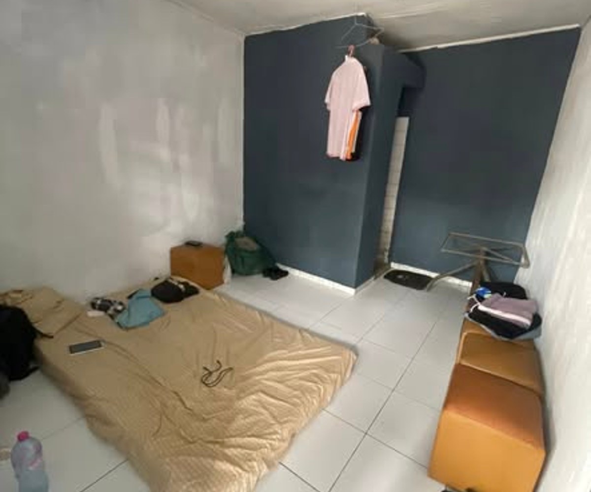 Chambre moderne à Beedi