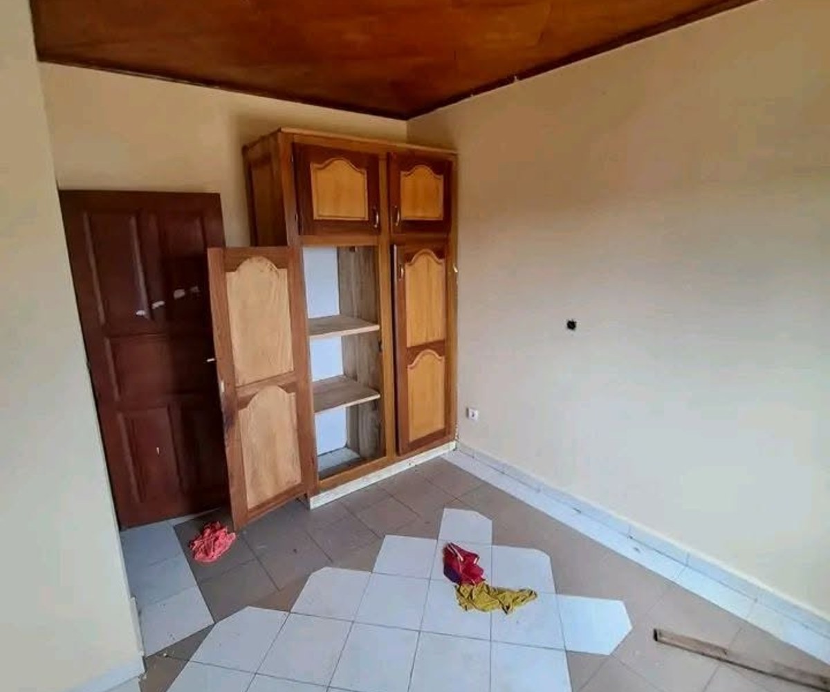 appartement moderne à louer au petit marché odza 3 chambres, 2 douches dans la barrière avec parking forage 120mil moto 200f entré et 100f s