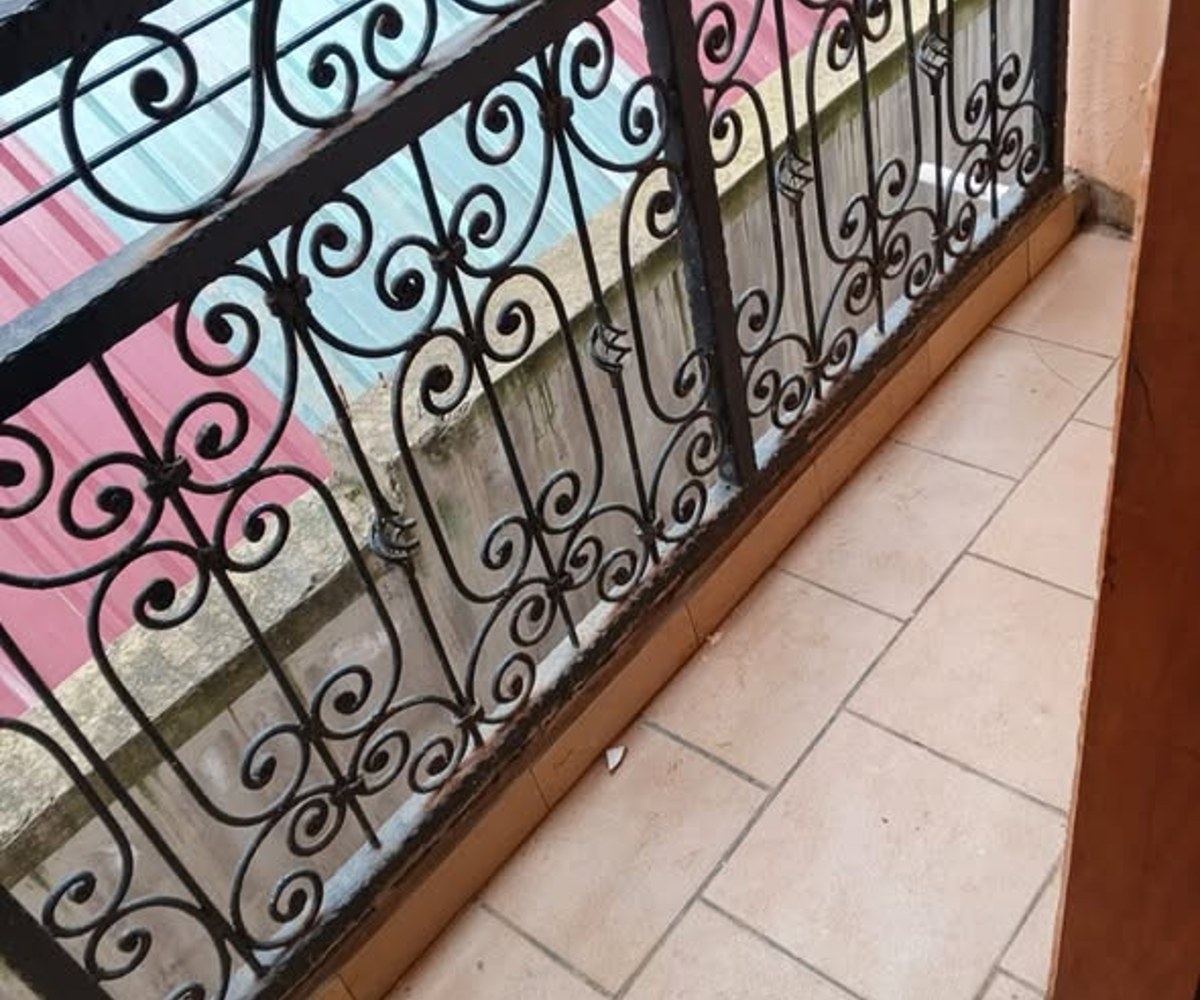 Grande chambre moderne à louer à Yaoundé École de Police