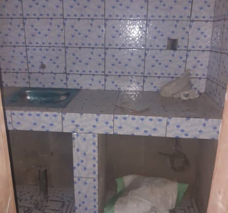 Chambre moderne dans la barrière à Ndogpassi II