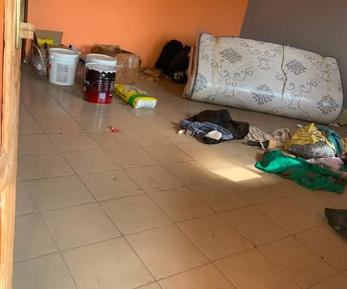 Très vaste et jolie Appartement moderne 2 chambres, 2 douches, balcon, forage, compteur prépayé