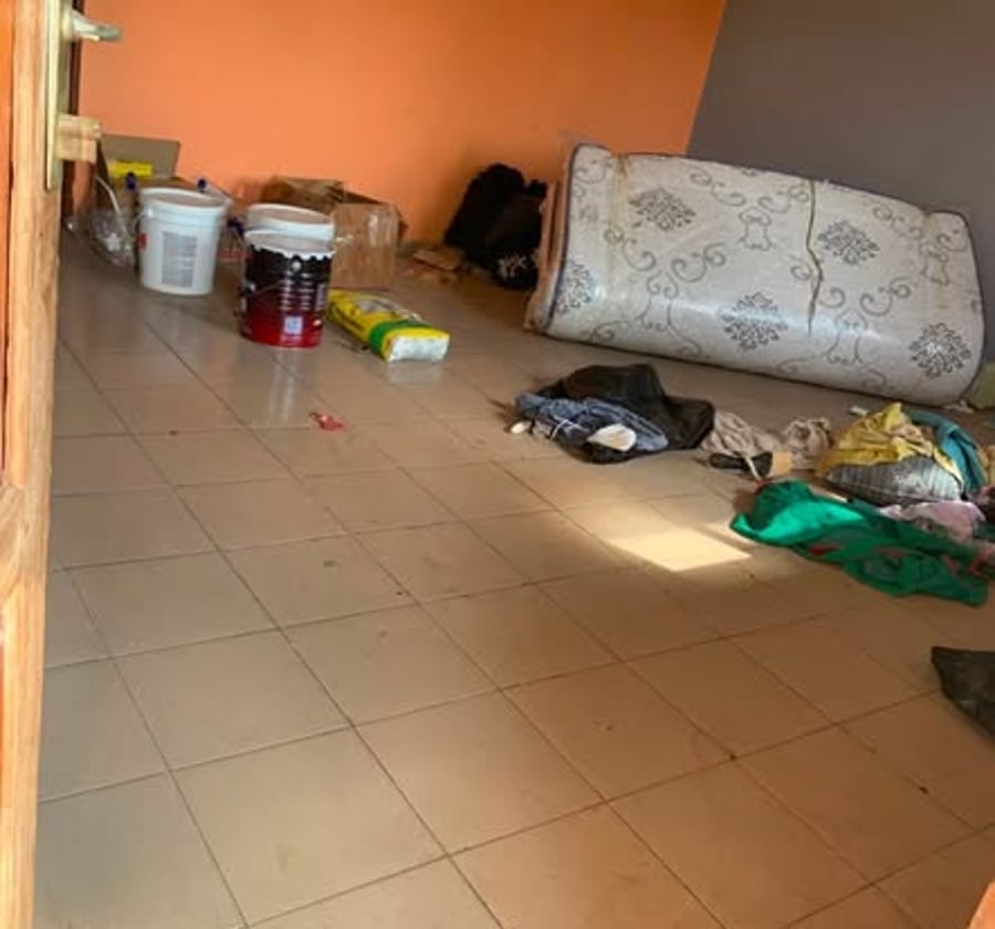 Très vaste et jolie Appartement moderne 2 chambres, 2 douches, balcon, forage, compteur prépayé