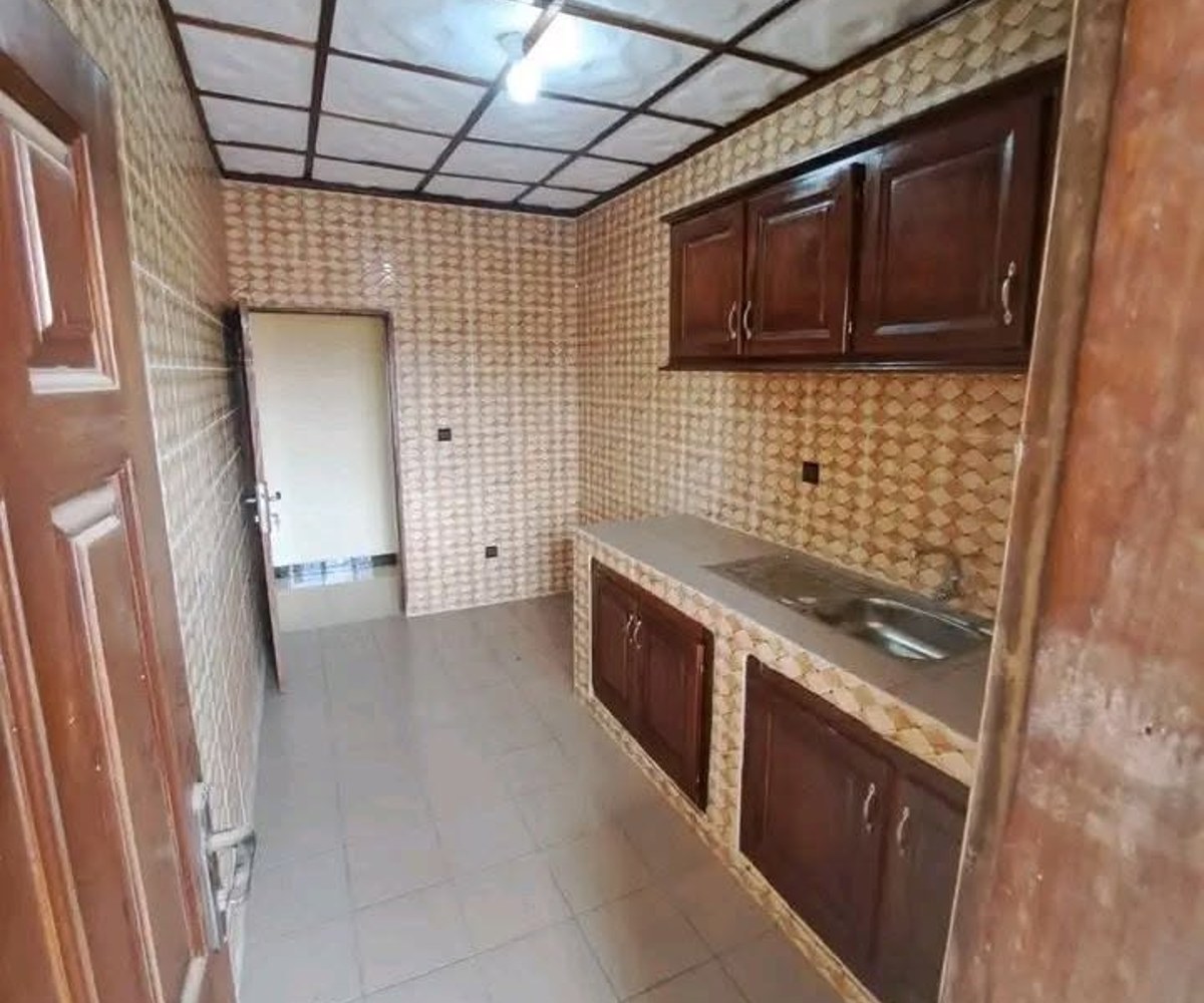 vaste appartement moderne nouvellement construit à louer à messamendongo deux chambres, deux douches, dans la barrière avec parking forage 1