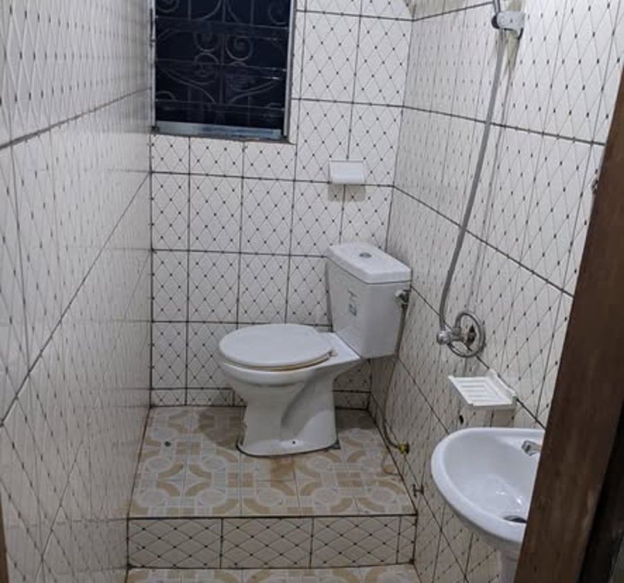 Vaste chambre moderne propre à louer à Obobogo