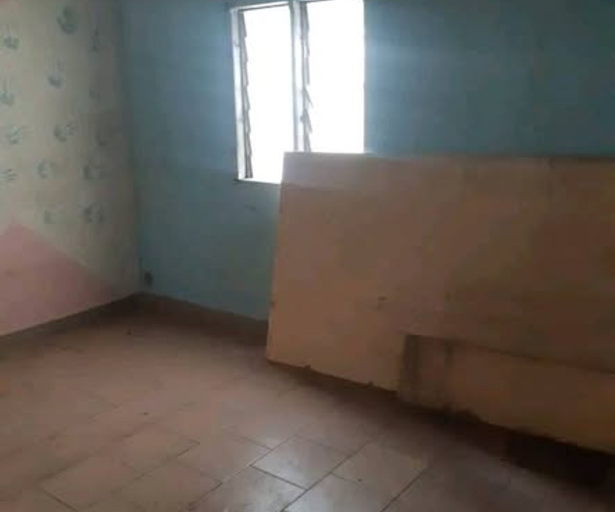 Grande chambre à louer à PK8, Douala